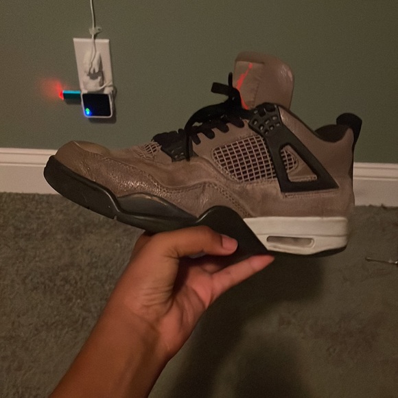 I am selling jordens 4s size 11 - Picture 4 of 5